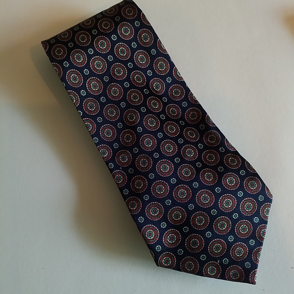 3/$45 Tie PICASSO SILK HAND MADE HIGH FASHION CIRCLES Rred On Navy